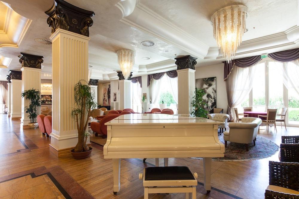 Palace 5*